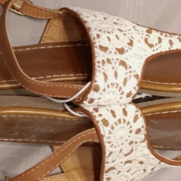 Girls Sandals By Target Size 2 Thong And T-Strap Embroidered, - NWT - Picture 4 of 15